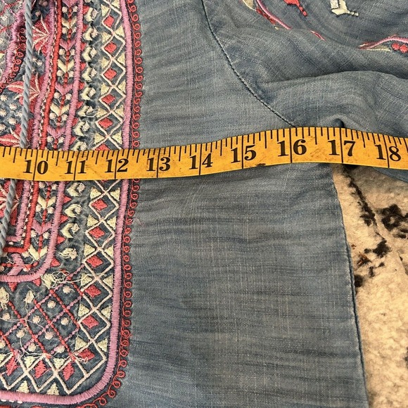 Tolani Women XS Blue Chambray 3/4 Sleeve Top Blouse Embroidered Boho - Picture 6 of 8